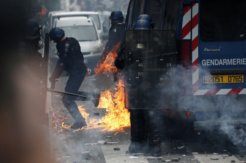 Kilkaset zamaskowanych osób obrzuciło pilnujących porządku policjantów paletami z pobliskiej budowy; atakowali ich także kamieniami i pałkami. Funkcjonariusze w odpowiedzi użyli gazu łzawiącego i armatek wodnych. 15 osób zostało zatrzymanych. Od marca wielu poprzednim demonstracjom, których czołowym organizatorem jest lewicowa centrala związkowa CGT, towarzyszyły zamieszki z udziałem zamaskowanych chuliganów. 130 skazanych za udział w nich osób dostało we wtorek zakaz manifestowania w centrum Paryża.