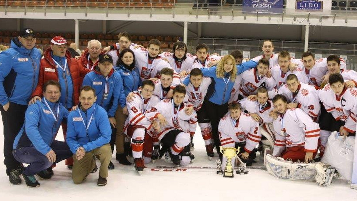 Polski team Hokejowe Nadzieje Olimpijskie (rocznik 1999 i 2000) wywalczył srebrny medal podczas silnie obsadzonego międzynarodowego turnieju hokeja na lodzie Riga Cup 2015. W finale młodzi Polacy ulegli 1:2 obecnemu mistrzowi Łotwy, HS Riga SK99.