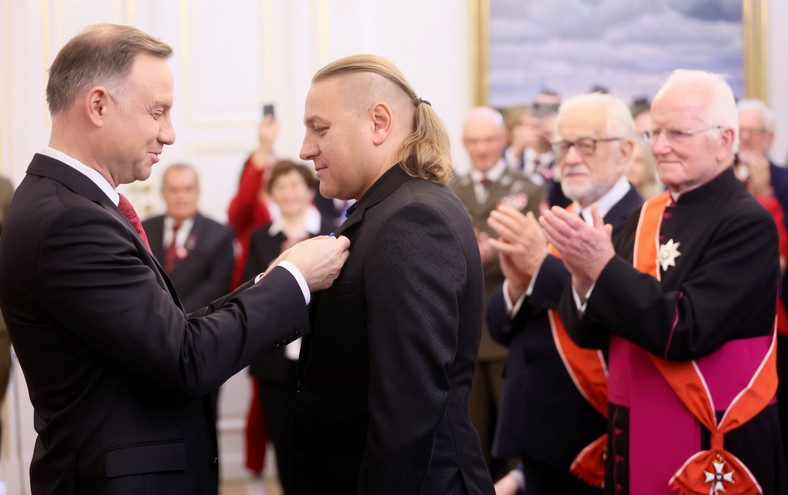 Andrzej Duda i Łukasz Golec z zespołu Golec uOrkiestra podczas wręczenia odznaczeń państwowych 