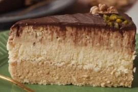 Nema ko nije slavio rođendan uz ovu tortu: Ne peče se, savršeno je kremasta, GOTOVA ZA POLA SATA, a na prvi zalogaj vratiće vas u detinjstvo!