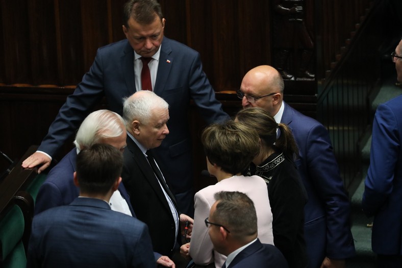 Jarosław Kaczyński, Mariusz Błaszczak i Piotr Wawrzyk w Sejmie