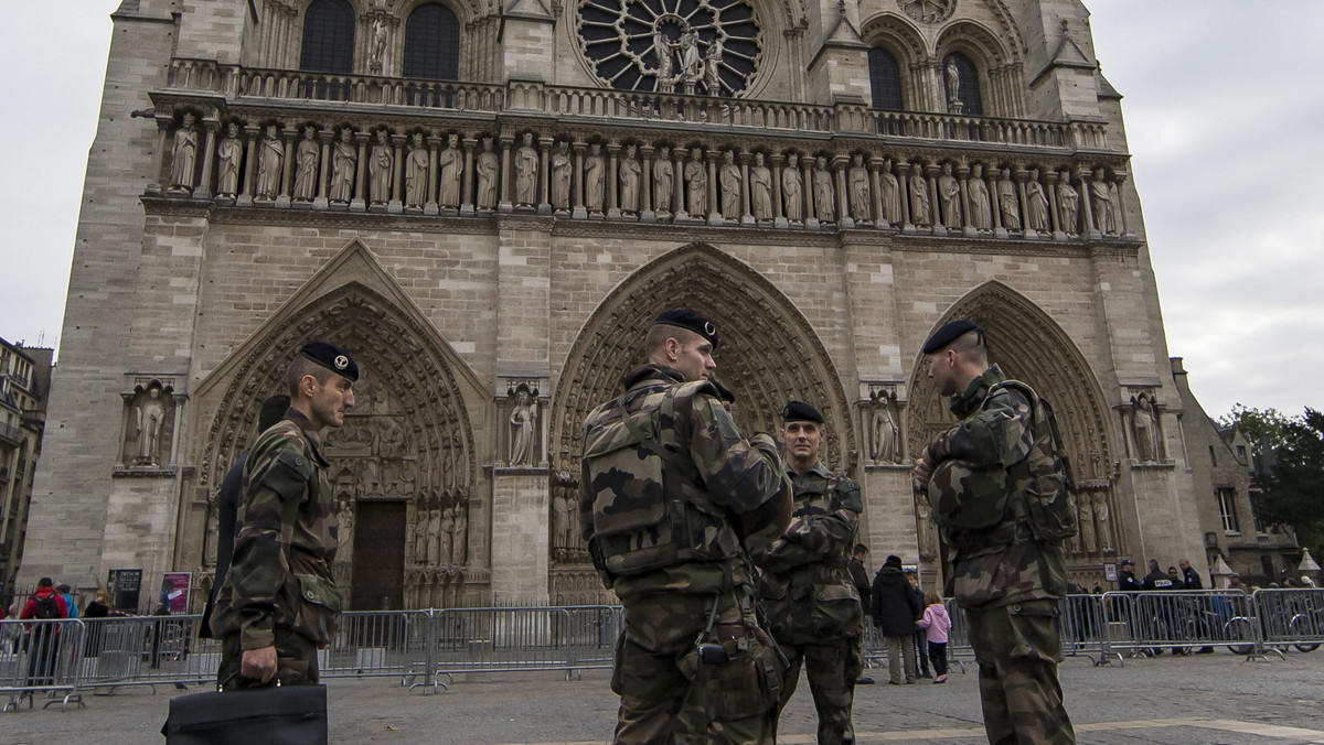 Francuskie służby przeprowadziły w nocy 128 przeszukań w ramach stanu wyjątkowego ogłoszonego po zamachach w Paryżu - poinformował szef MSW Bernard Cazeneuve w radiu France Info.