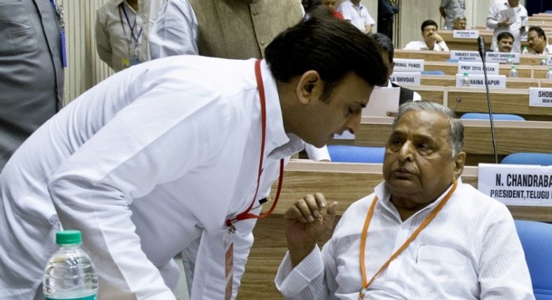 Uttar Pradesh Chief Minister Akhilesh Yadav (L) is in a dynastic feud with his father and President of the Samajwadi Party, Mulayam Singh (R)