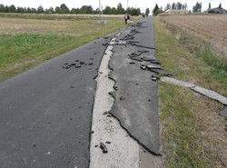 Pijany rolnik zaorał 40 metrów asfaltu