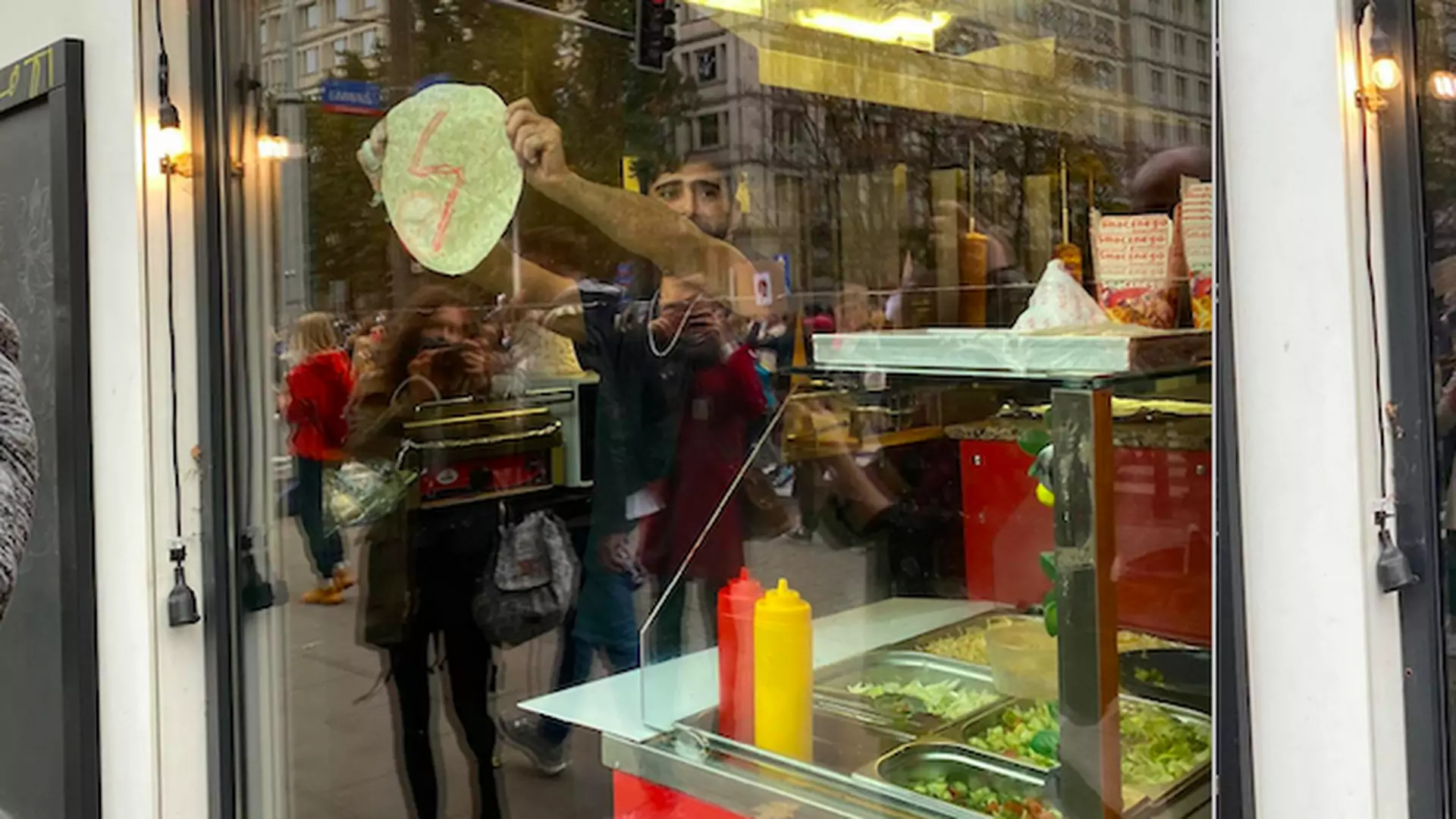 Pracownik kebaba namalował błyskawicę na tortilli. 15 najlepszych transparentów strajku