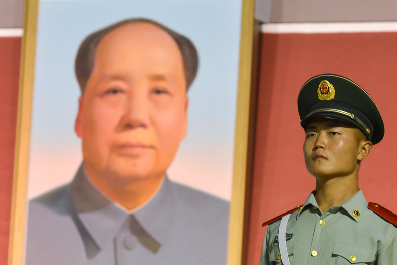 Strażnik przed portretem Mao Zedonga na placu Tiananmen w Pekinie