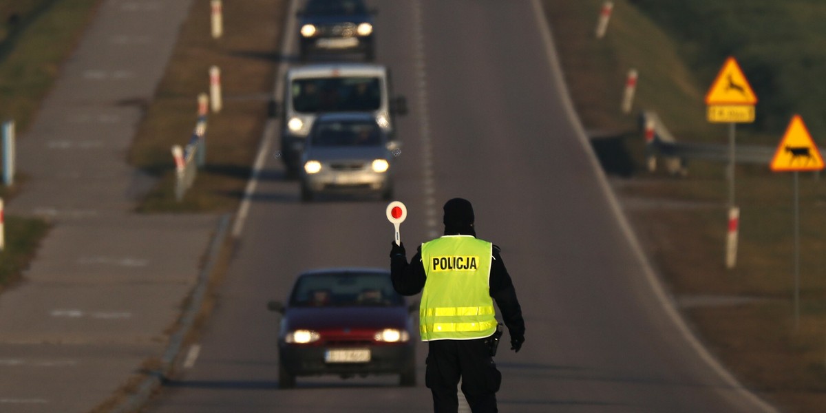 Jak się zachować krok po kroku, gdy zatrzymuje nas policjant? Ministerstwo wyjaśnia.