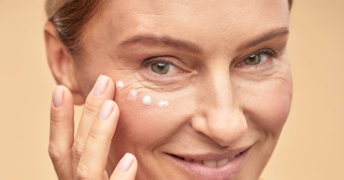 Ten krem pod oczy wypełnia dolinę łez i podnosi opadające powieki! Hit 2026 na promocji