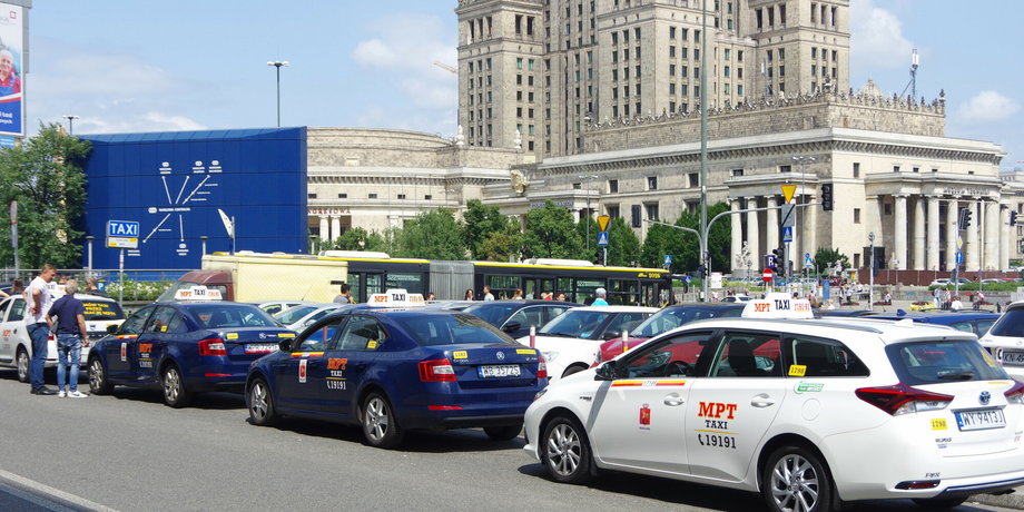 Kolejka taksówek w centrum Warszawy.