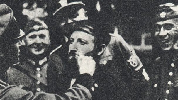 Żyd poniżany przez niemieckich żołnierzy w Warszawie, 1939 r.