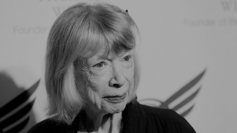 Joan Didion — powieściopisarka i dziennikarka znana w Polsce z "Roku magicznego myślenia" i "Dryfując do Betlejem" — nie żyje. Jak informuje "The New York Times", zmarła w swoim domu na Manhattanie. Miała 87 lat.