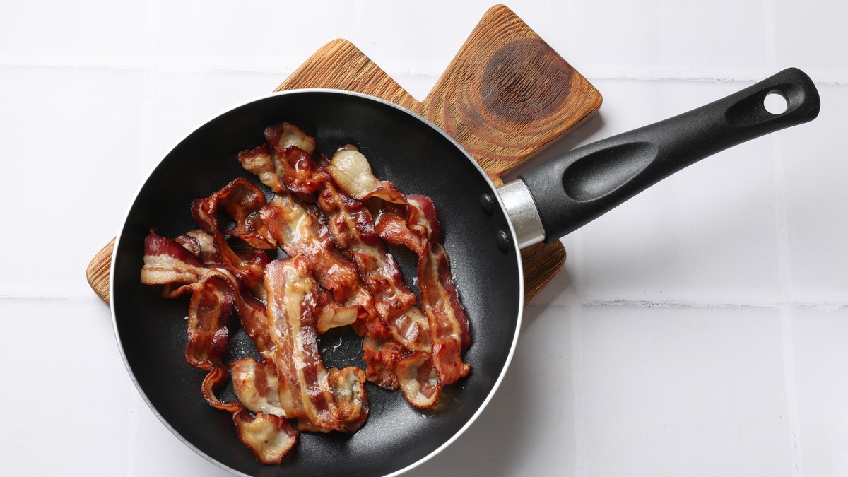 Čemu služi otvor na dršci tiganja: Za skirvenu funkciju ne zna 99% žena