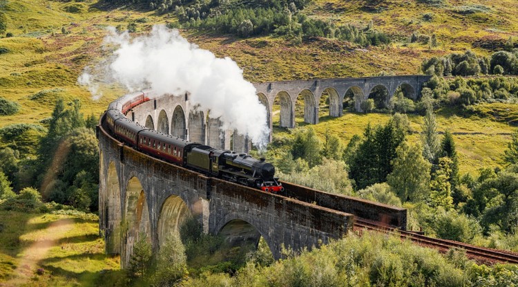 Gőzmozdony halad át a Glenfinnan völgyhídon