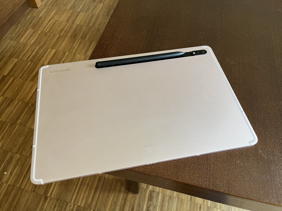The Samsung Galaxy Tab S8+ has a minimalist aluminum casing, neat assembly and precise buttons on the side of the case.