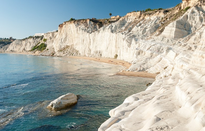 <b>Scala dei Turchi – plaża o niezwykłej scenerii</b>
<br>
<br>
Naturalne schody prowadzące wprost do morza znajdziemy w prowincji Agrigento. Niezwykła formacja skalna (wpisana na listę UNESCO) rozciąga się wzdłuż wybrzeża Realmonte, niedaleko Porto Empedocle. Niewątpliwie jest to jedna z najbardziej ciekawych i sugestywnych atrakcji turystycznych Sycylii.
<br>
<br>
Scala dei Turchi, skalisty klif z widokiem na morze, kształtem do złudzenia przypomina schody. Nazwa formacji nawiązuje właśnie do tego wyglądu (bezpośrednie tłumaczenie to Schody Tureckie), a także do tego, że region niegdyś często odwiedzany był przez piratów, których miejscowi nazywali potocznie 