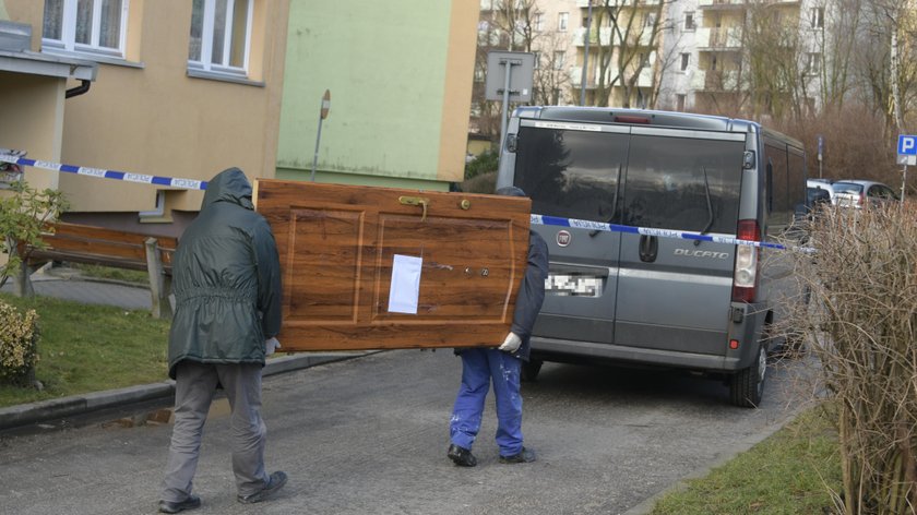 Makabra w Bolesławcu. Zwłoki dziecka przed blokiem, matka umierała na klatce