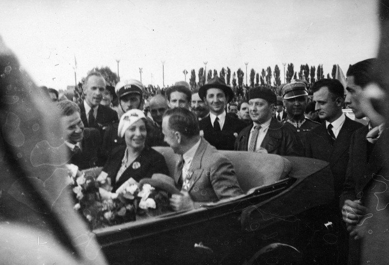 Kapitan Stanisław Skarżyński z żoną Julią opuszczają lotnisko w Warszawie