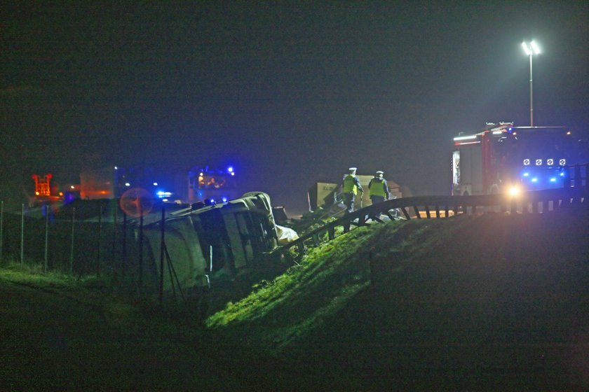 Zderzenie ciężarówka uderzyła w busa na S3. Jedna osoba w ciężkim stanie