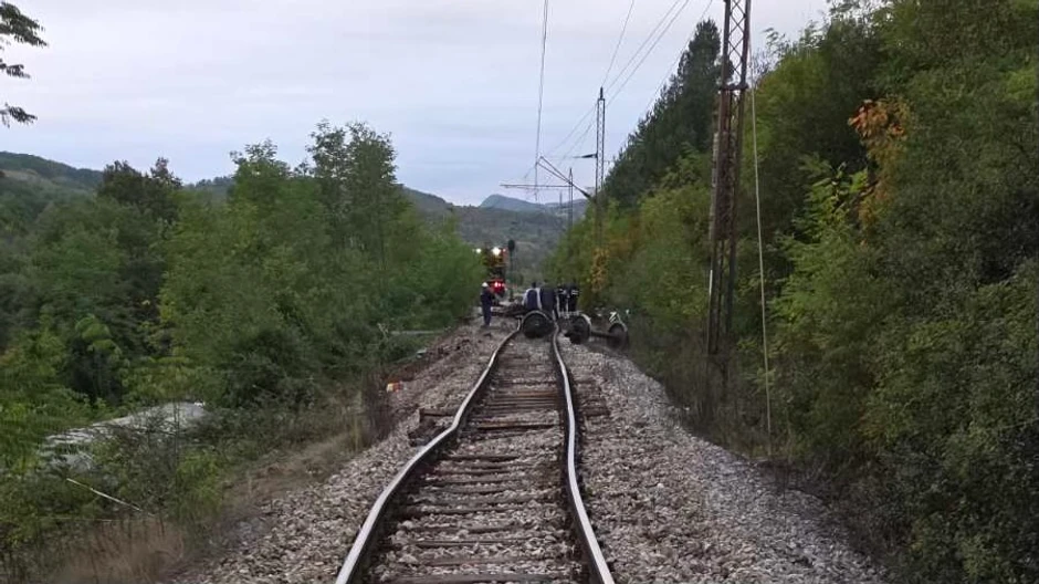 Prevrnuta cisterna nafte kod Kosjerića, uviđaj je u toku.
