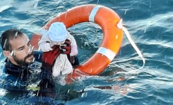 To zdjęcie obiegło cały świat. Hiszpański ratownik ocalił niemowlę