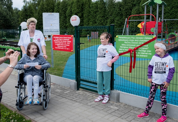 YOUTUBER REZIGIUSZ OTWORZYŁ REHABILITACYJNY PLAC ZABAW DLA DZIECI