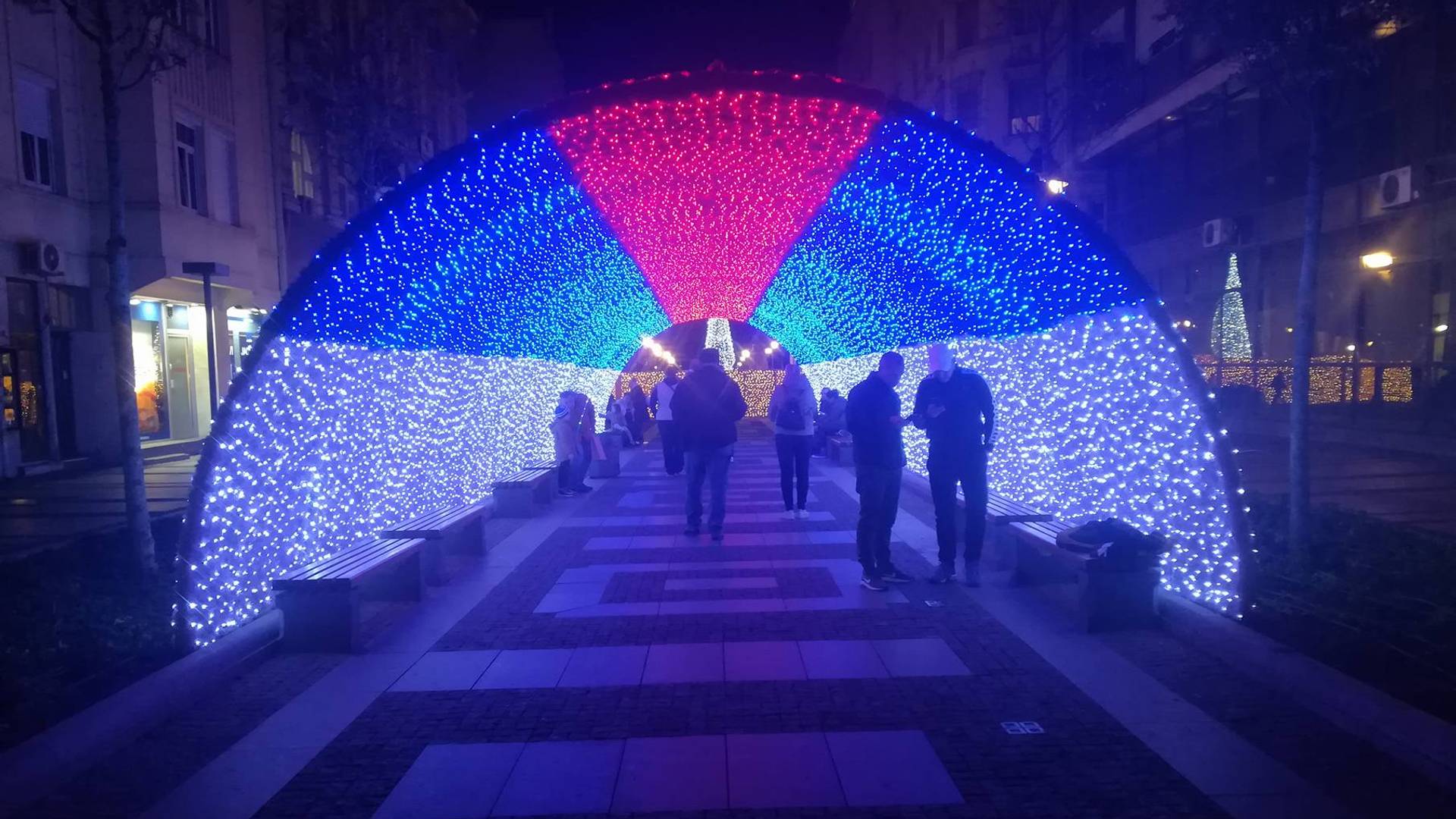 Beograd nam izgleda kao kineska radnja pred Novu godinu i to nije najstrašnije