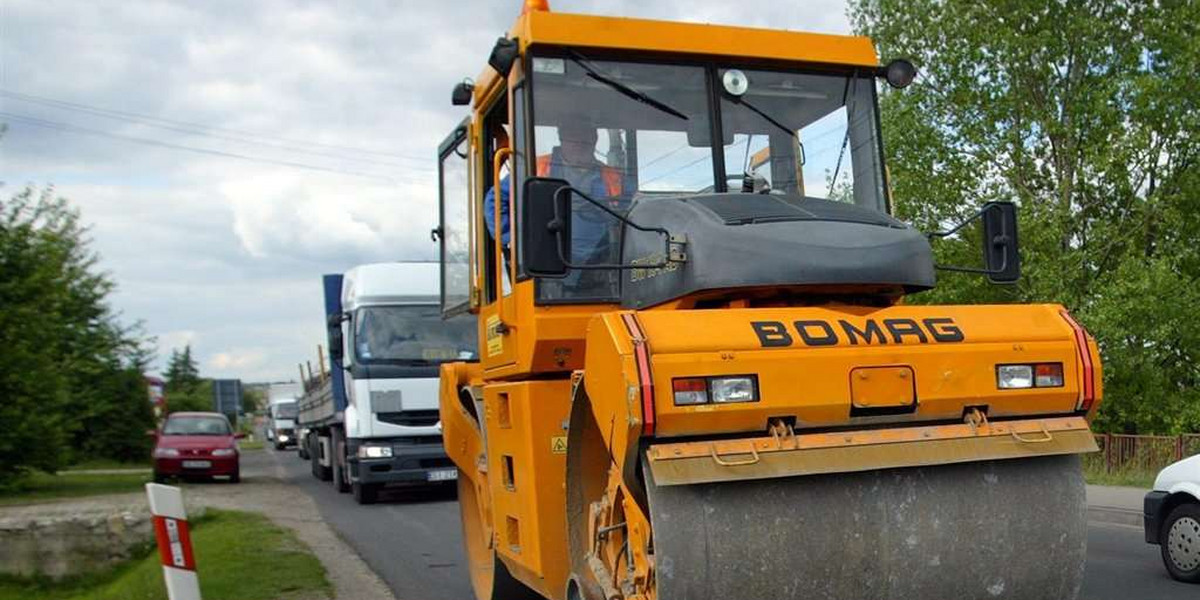 Miał 3 promile i jechał walcem drogowym