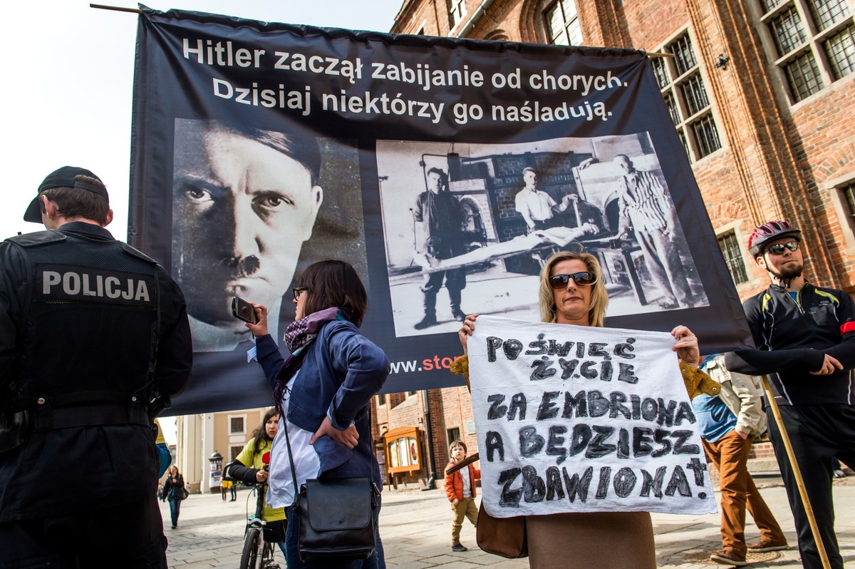 Uczestnicy manifestacji przeciwko ustawie antyaborcyjnej