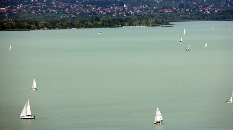 A Balatonból mentették ki a szörföst /Illusztráció: Northfoto