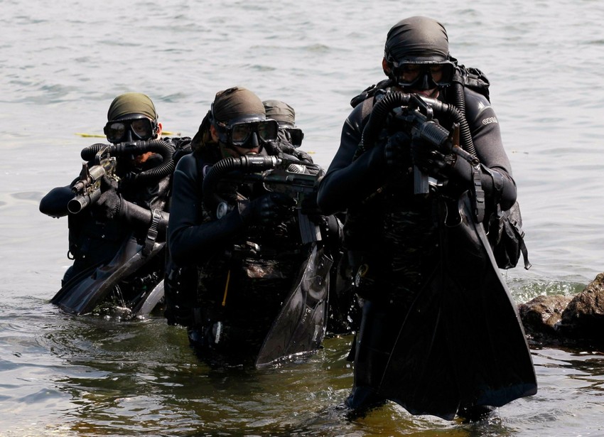 Specijalci su jednom prilikom optuženi za ubistvo osmorice đaka, pošto su upućeni u akciju na osnovu pogrešnih obaveštajnih informacija