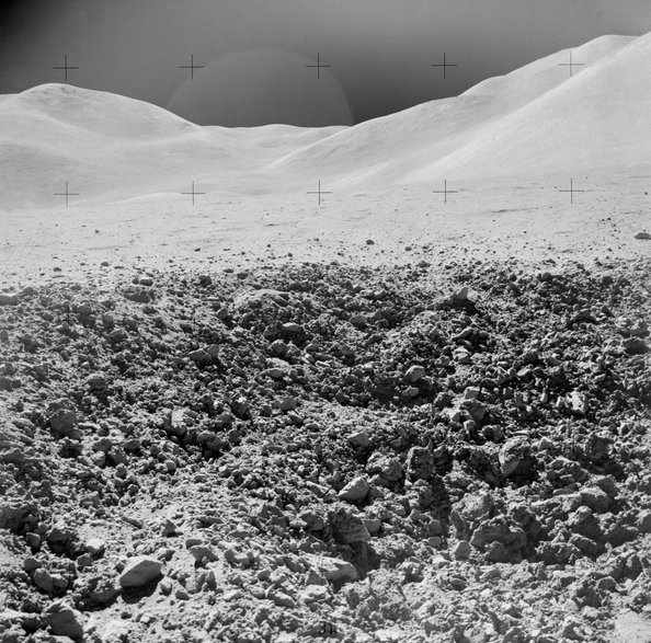 Zbliżenie "stosunkowo świeżego" krateru na powierzchni Księżyca, misja Apollo 15