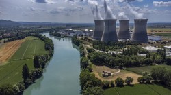 Upały zakłócają pracę elektrowni jądrowych. Francja ostrzega przed przerwami w dostawach energii