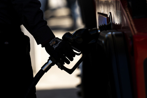 Kraje OPEC+ chcą "ożywić" ceny ropy. Rozważają krok, który mocno odczujemy przy tankowaniu