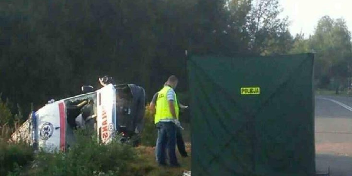 Karetka wyleciała z drogi. Nie żyje pacjentka