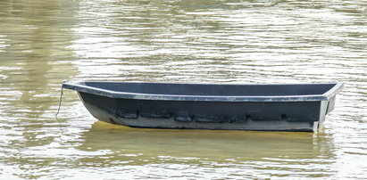 Tragedia wędkarza na jeziorze Stobno. Świadek zobaczył samotnie unoszącą się łódź