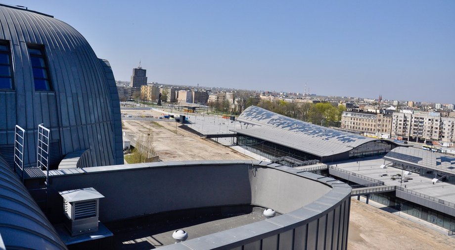 Już dziś na terenie Nowego Centrum Łodzi stoi zrewitalizowany budynek EC1, dawna elektrociepłownia. Z jego dachu najlepiej widać ogrom nowego kompleksu urbanistycznego.