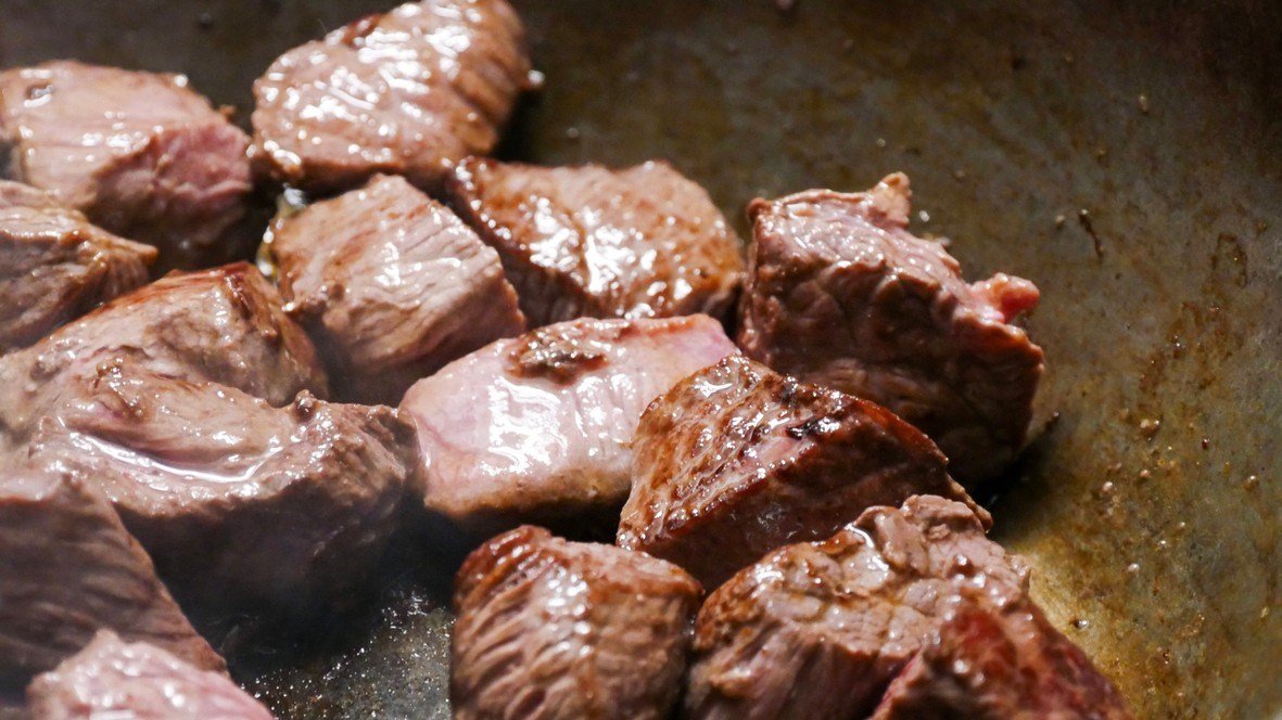 Kľúčom k šťavnatému gulášu je rýchle a intenzívne opečenie mäsa pred dusením. 