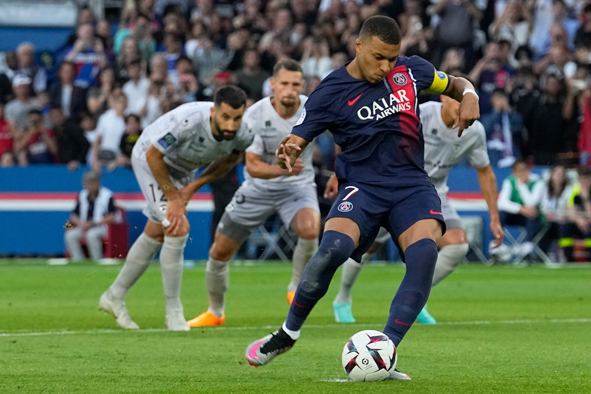 Kylian Mbappé kope penaltu.