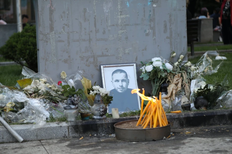 Aleksinčani već 10 dana u centru grada pale sveće za pokoj duše nastradalog mladića Alekse Stojmenovica 