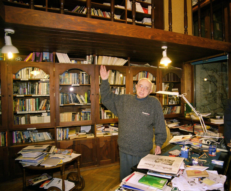 Stanisław Lem w swojej bibliotece (2001)