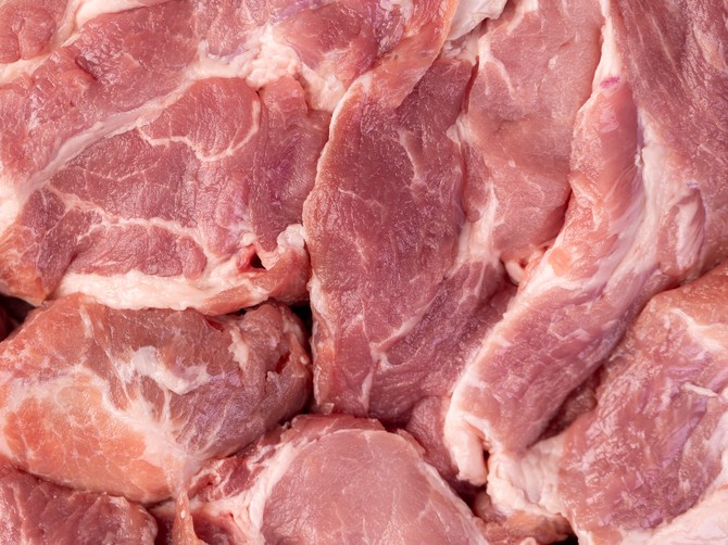 Tast mi je doneo svinjetinu sa sela, uporedila sam je sa kupovom i šokirala se 