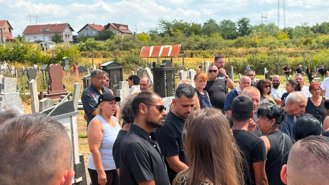 Boru Santanu braća grle na očevoj sahrani, suze i tuga odzvanja na groblju