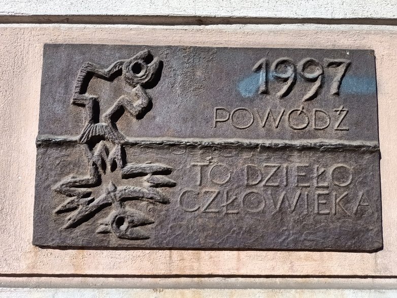 "Powódź to dzieło człowieka" - tablica upamiętniająca wydarzenia sprzed 25 lat we Wrocławiu, fot. Klaudia Urban