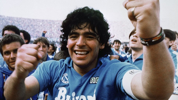 Kiedy piłkarz staje się bogiem. A potem upadłym bogiem. Mamy fragment głośnego filmu "Diego Maradona" [WIDEO]