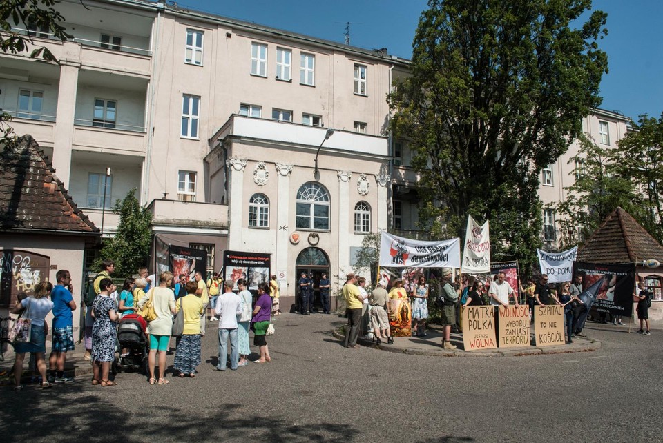 Dwie manifestacje pod porodówką w Gdańsku. "Zygotarianie do domu" kontra "tu zabija się nienarodzone dzieci"