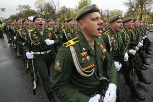 Biorą ślub i czekają na śmierć żołnierza. W Rosji kwitnie przerażający proceder