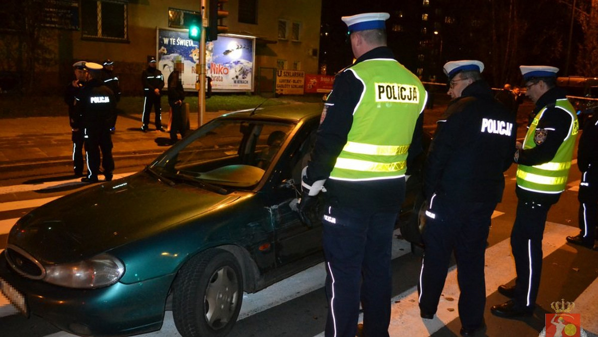 Sceny jak z gangsterskiego filmu rozegrały się w środę wieczorem w Warszawie. Gdy policjanci chcieli wylegitymować dwóch mężczyzn siedzących w aucie, kierowca ruszył i potrącił jednego z funkcjonariuszy. Drugi policjant strzelił raniąc kierowcę. Obaj mężczyźni zostali zatrzymani po pościgu. Sprawą zajmuje się prokuratura.