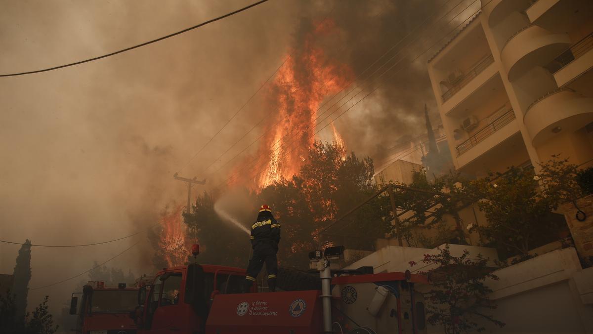 Groźne pożary na przedmieściach Aten. Ewakuacja mieszkańców