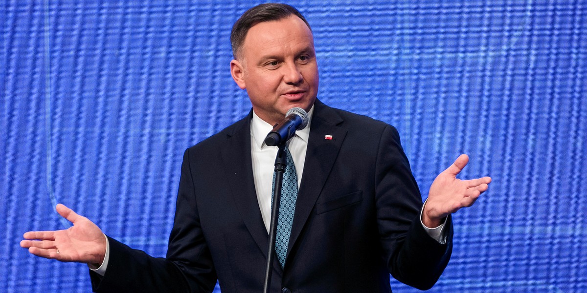 Projekt Polskie Szwalnie zainaugurował w kwietniu 2020 r. prezydent Andrzej Duda. Z tej okazji przygotowano nawet spot, w którym padła obietnica uruchomienia fabryki w Stalowej Woli.