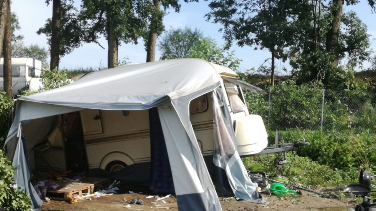 W Osieku w powiecie strzelecko-drezdeneckim na przyczepę campingową spadło drzewo - podaje lubuska policja. Konary przygniotły 12-letniego chłopca, który został zabrany przez Lotnicze Pogotowie Ratunkowe do szpitala w Szczecinie. Nastolatek jest w stanie ciężkim.